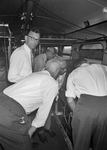 840000 Afbeelding van enkele technici van N.S. bij de meetapparatuur in het electrische treinstel nr. 757 (mat. 1954, ...